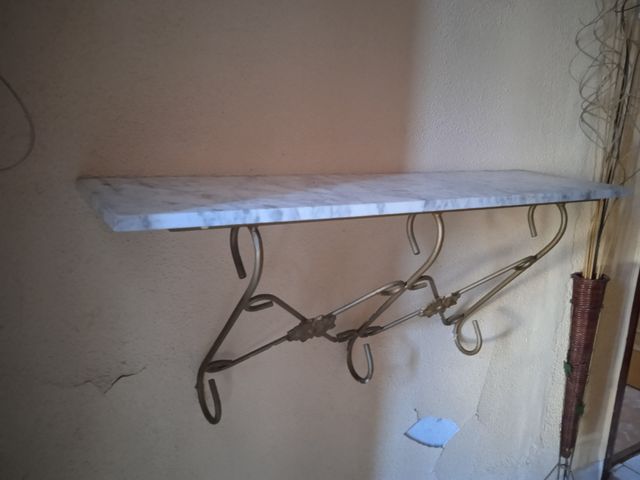 recibidor de piedra y forja.