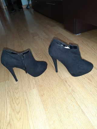 Botines bajos de tacón aguja de segunda mano por 10 EUR en Torrejón de  Ardoz en WALLAPOP