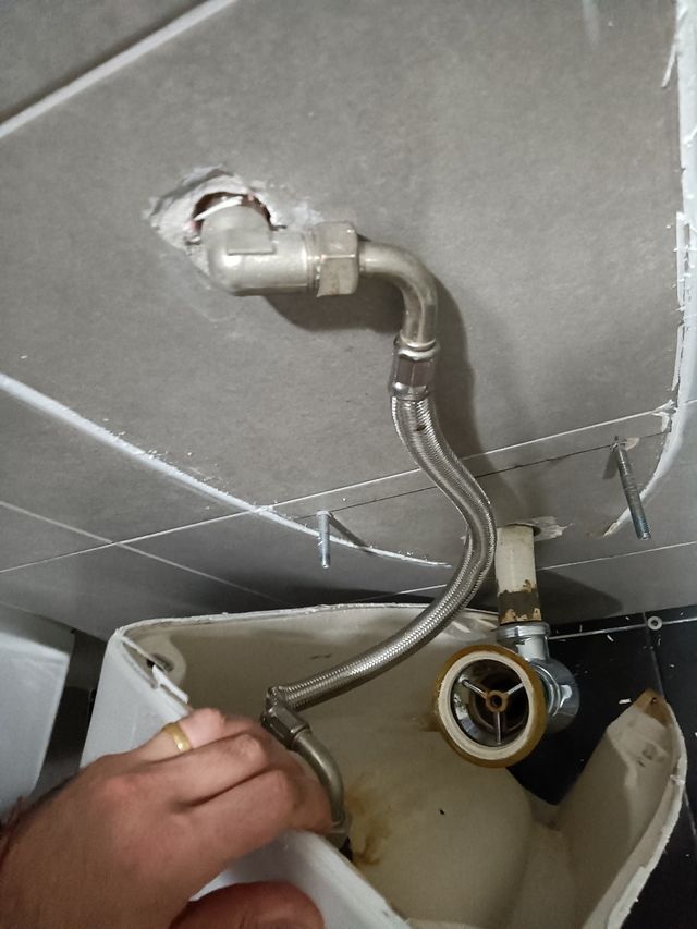 Se hacen reparaciones de fontanería