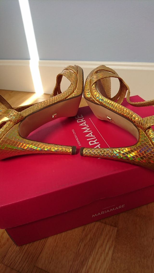 Zapatos dorados de Mariamare