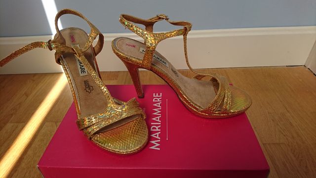 Zapatos dorados de Mariamare