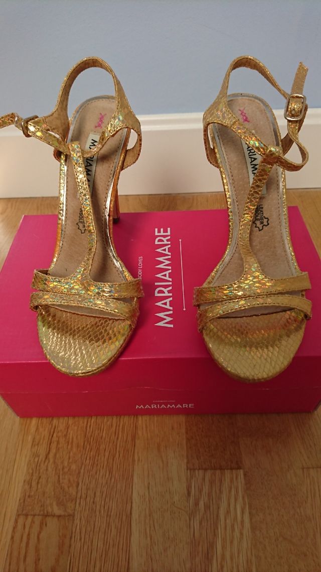 Zapatos dorados de Mariamare