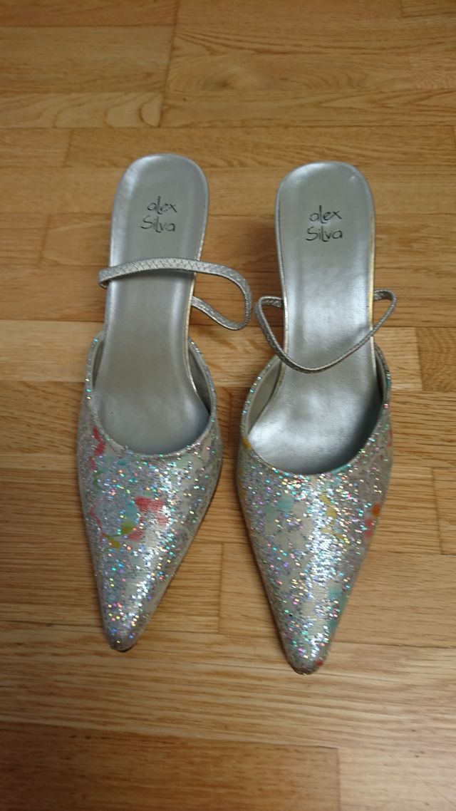 Zapatos plateados tacón bajo