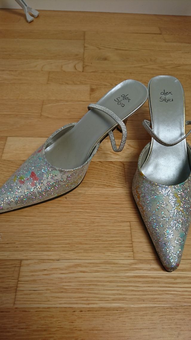 Zapatos plateados tacón bajo