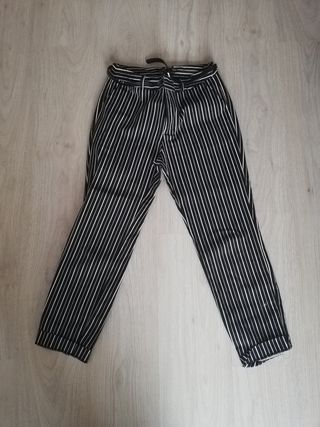 PANTALÓN RAYAS STRADIVARIUS de segunda mano por 7 EUR en Alovera en WALLAPOP