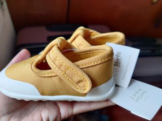 Zapatos bebé Zara Home Kids T19 NUEVOS de segunda mano por 10 EUR en  Barcelona en WALLAPOP
