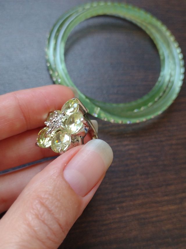 anillo flor + 2 pulseras pedrería verde