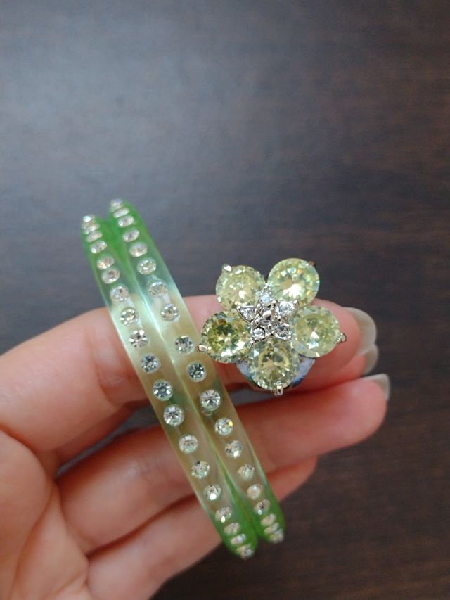 anillo flor + 2 pulseras pedrería verde
