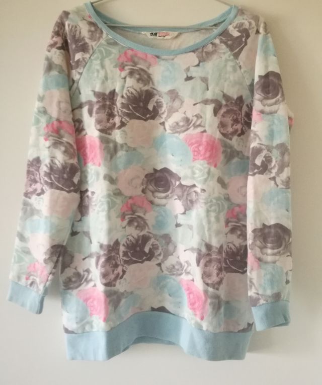 Sudadera Flores, colores muy cálidos. H&M.