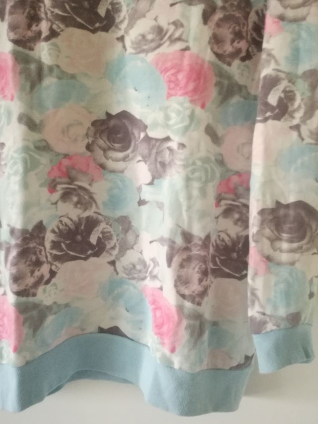 Sudadera Flores, colores muy cálidos. H&M.