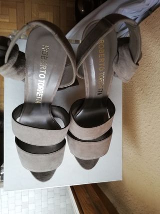 Sandalias cuñas de ante Roberto Torretta de segunda mano por 39 EUR en  Madrid en WALLAPOP