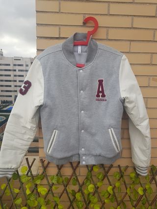 Chaqueta beisbolera ADIDAS de segunda mano por 40 EUR en Madrid en WALLAPOP