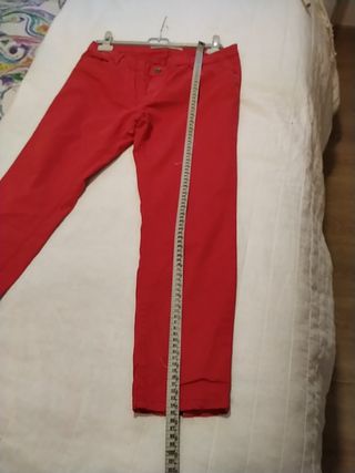 Pantalón rojo Zara de segunda mano por 4 EUR en Cubelles en WALLAPOP