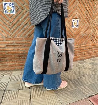 Bolso iniciales bordadas de segunda mano por 20 EUR en Dos Hermanas en  WALLAPOP