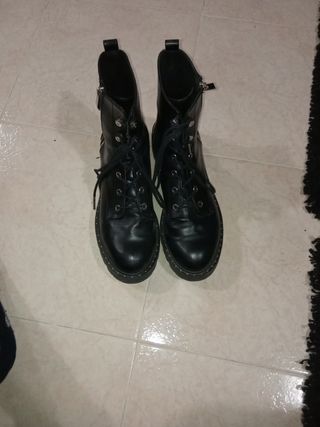 Botas con cordones y cremallera de Stradivarius de segunda mano por 8 EUR  en Zaragoza en WALLAPOP
