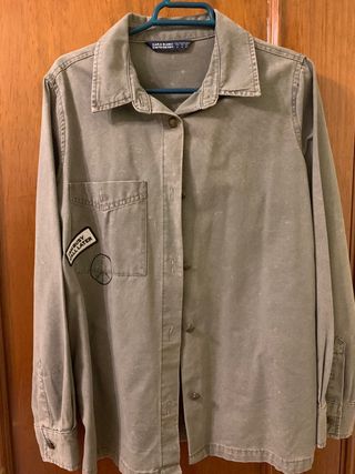 Sobrecamisa verde militar Zara de segunda mano por 12 EUR en Cobeña en  WALLAPOP