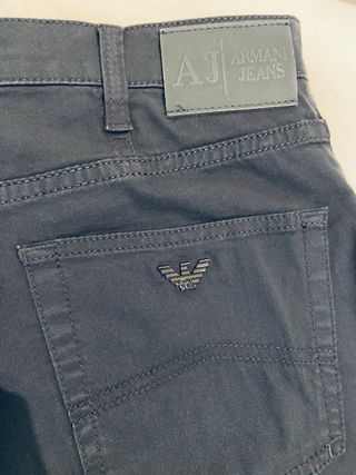 Pantalon Armani hombre de segunda mano por 50 EUR en Barcelona en WALLAPOP