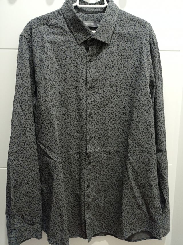 camisa hombre gris con florecitas