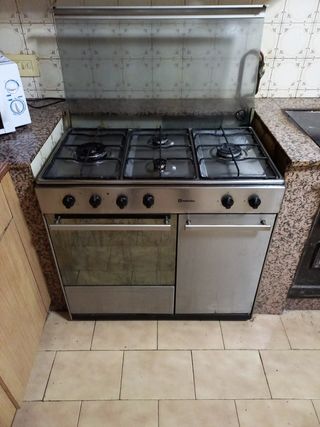 Cocina de gas y horno eléctrico Meireles de segunda mano por 140 EUR en  Bilbao en WALLAPOP