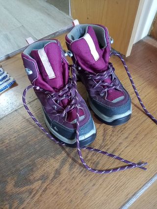 Botas Quechua waterproof de segunda mano por 8 EUR en Nigrán en WALLAPOP