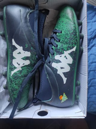 Botas futbol betis de segunda mano por 15 EUR en Dos Hermanas en WALLAPOP