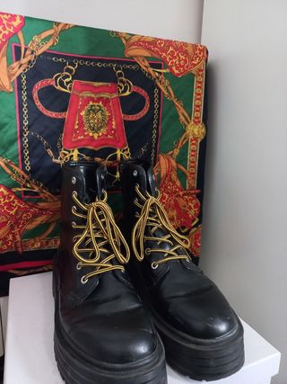 Botas cordones negras de segunda mano por 20 EUR en Barcelona en WALLAPOP