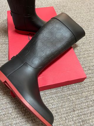Botas Carolina Herrera de segunda mano por 100 EUR en Sancibrian en WALLAPOP