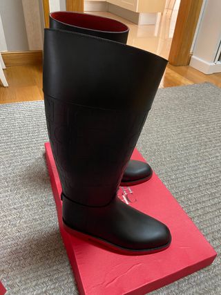 Botas Carolina Herrera de segunda mano por 100 EUR en Sancibrian en WALLAPOP