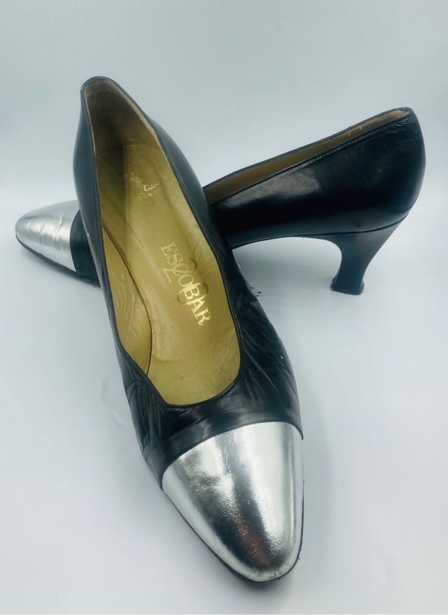 Zapatos vintage negros y plateados