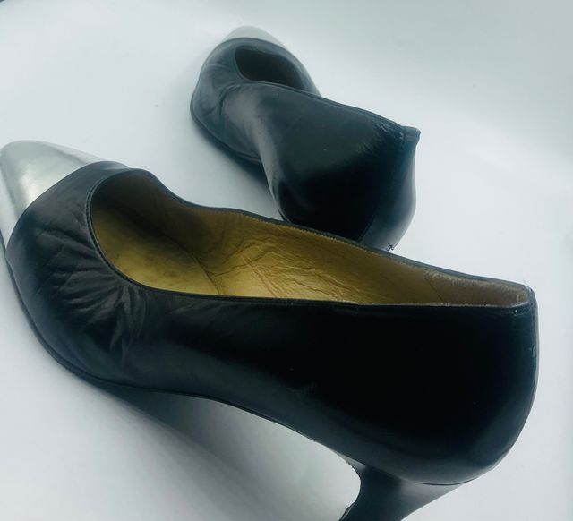 Zapatos vintage negros y plateados