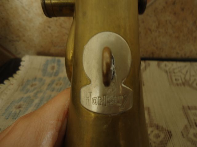 trompeta o corneta de la marca honsuy , mide de la