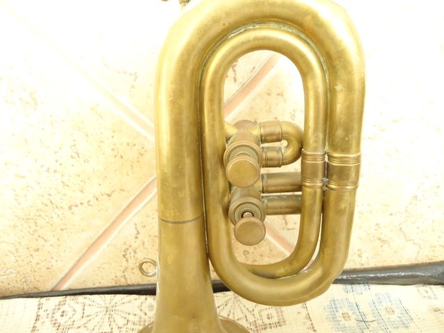 trompeta o corneta de la marca honsuy , mide de la