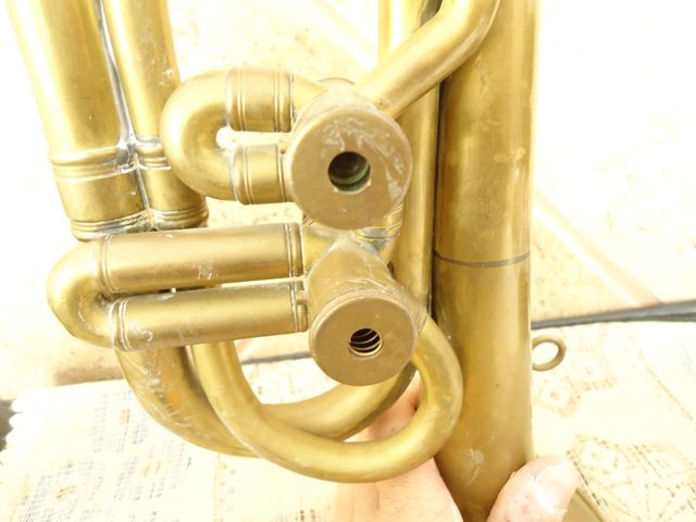 trompeta o corneta de la marca honsuy , mide de la