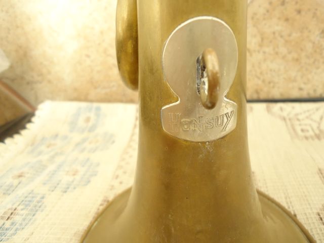 trompeta o corneta de la marca honsuy , mide de la