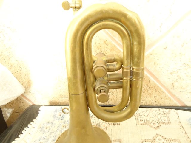 trompeta o corneta de la marca honsuy , mide de la