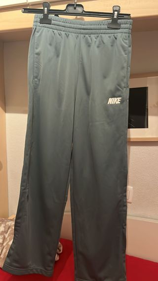 Chandal niño nike 12-13 de segunda mano por 10 EUR en Leganés en WALLAPOP