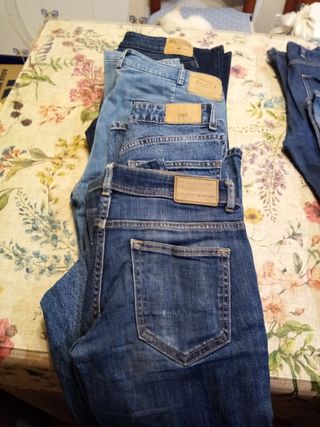 Lote 4 pantalones Mujer Zara, Velour y Hollister de segunda mano por 18 EUR  en Badajoz en WALLAPOP