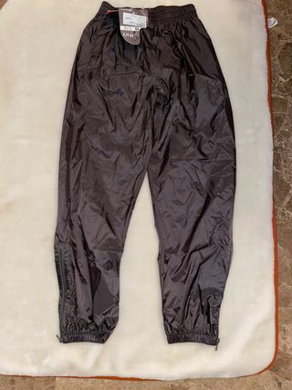 Pantalón chandal niño impermeable fino de segunda mano por 5 EUR en  Valencia en WALLAPOP