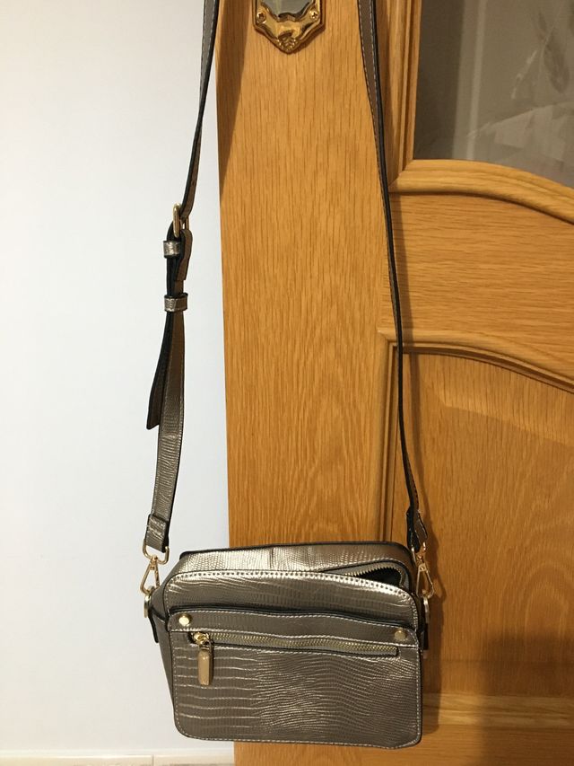 Bolso bandolera de Parfois en color champan