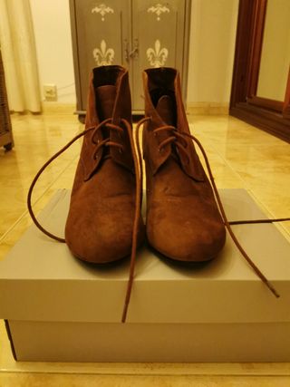 Botines de cuña marrones Springfield de segunda mano por 10 EUR en Morata  de Tajuña en WALLAPOP
