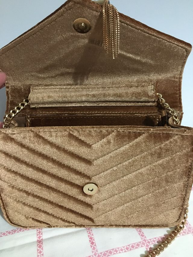 Bolso bandolera con detalles dorados