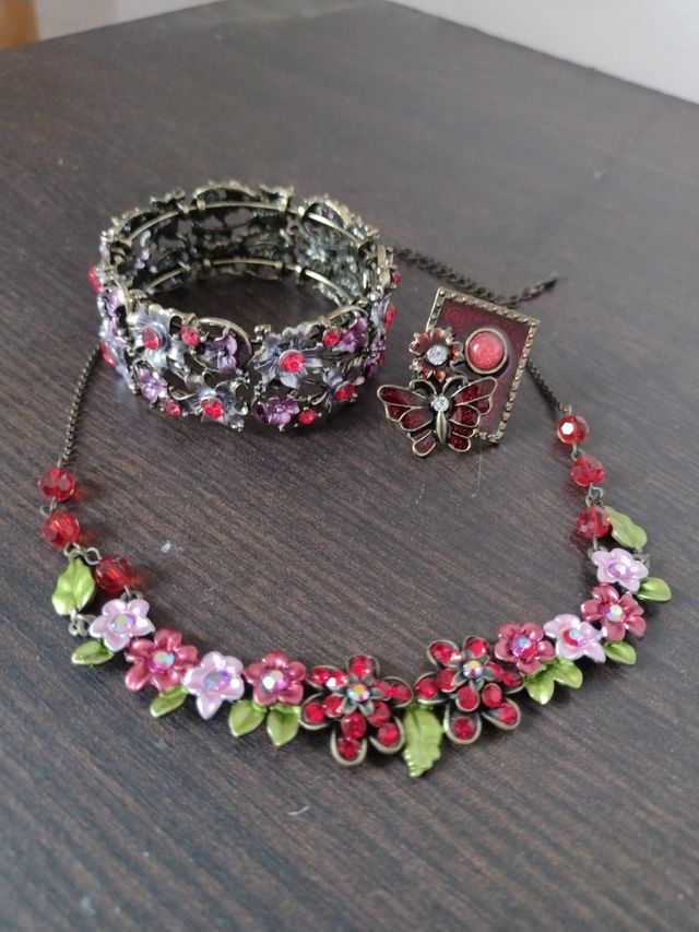 pulsera, anillo, gargantilla roja flores