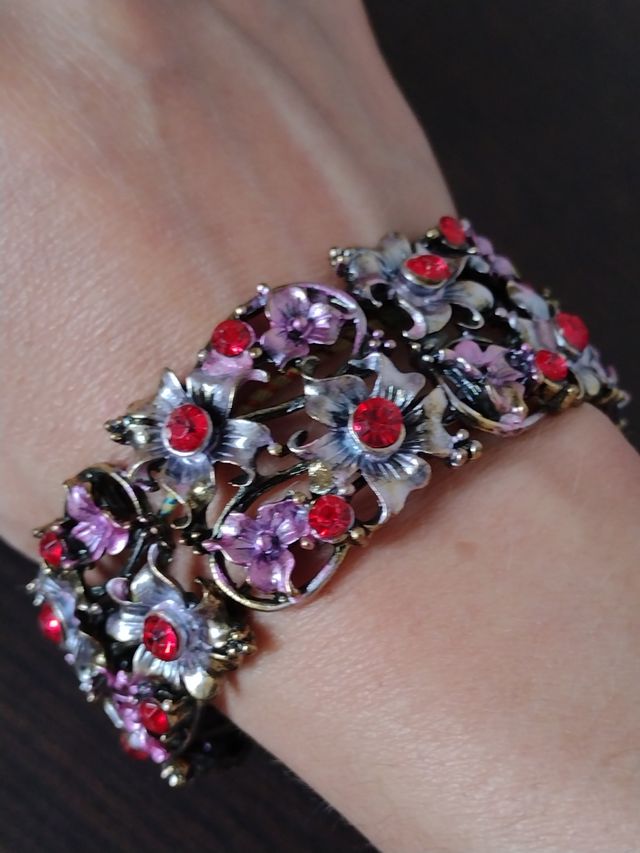 pulsera, anillo, gargantilla roja flores