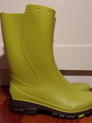 Botas de agua niño, marca Solognac de segunda mano por 5 EUR en Zaragoza en  WALLAPOP