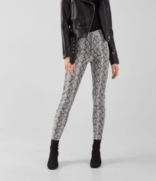 Pantalón vaquero negro de polipiel Bershka de segunda mano – it.closet