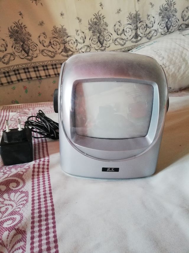 TELEVISION PEQUEÑA CON RADIO
