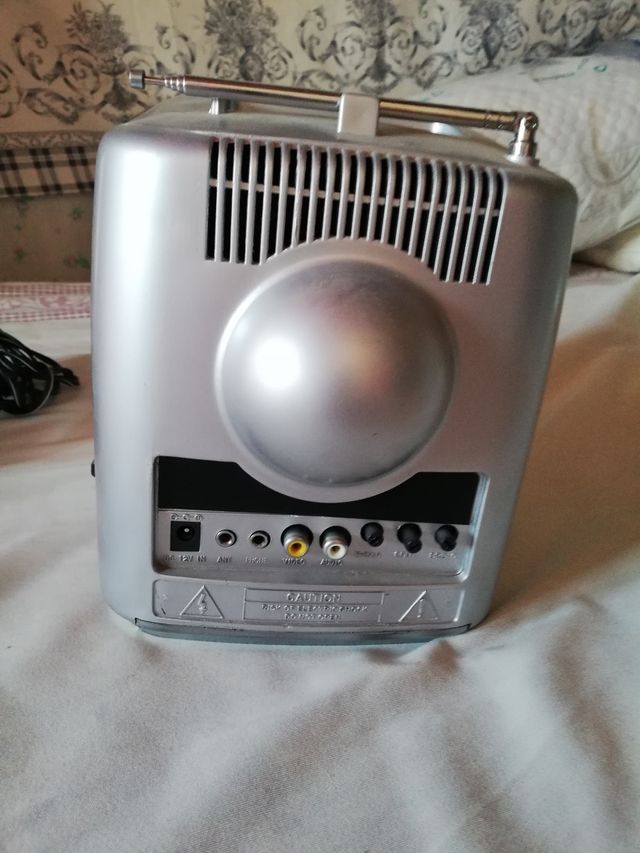 TELEVISION PEQUEÑA CON RADIO
