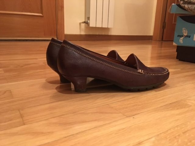 Zapato piel marrón tacon bajo