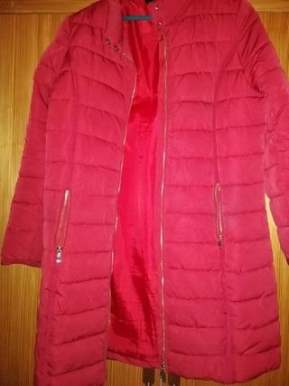 Abrigo rojo plumas de segunda mano por 40 EUR en Aranjassa en WALLAPOP