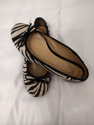 Bailarina con diseño de cebra y lazo rojo - Angari - Women Shoes